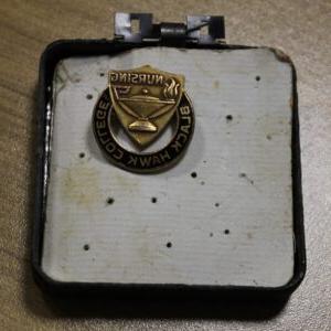 詹姆斯Cobin's 1976 Black Hawk College nursing pin in holder